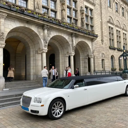 Chrysler Tuxedo limousine wit - Limousine huren Utrecht
