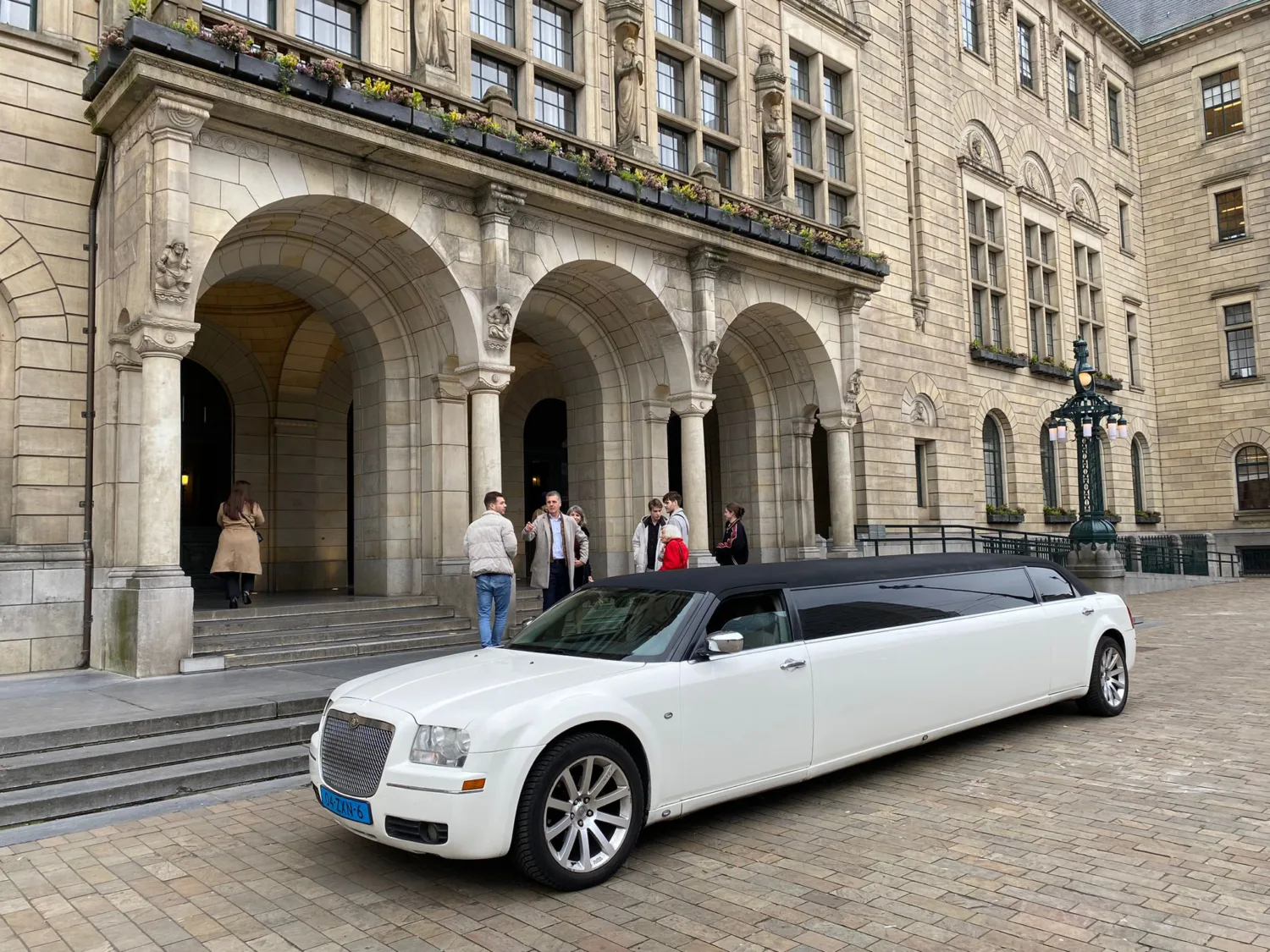 Chrysler Tuxedo limousine wit - Limousine huren Utrecht
